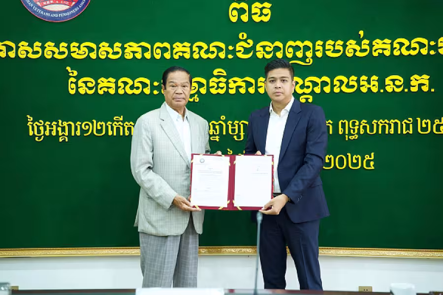 ឯកឧត្តម គន់ គីម អញ្ជើញប្រគល់លិខិតតែងតាំងសមាសភាពគណៈជំនាញរបស់គណៈអចិន្ត្រៃយ៍នៃគណៈកម្មាធិការកណ្តាល អ.ន.ក ចំនួន ១៦រូប - Image 3