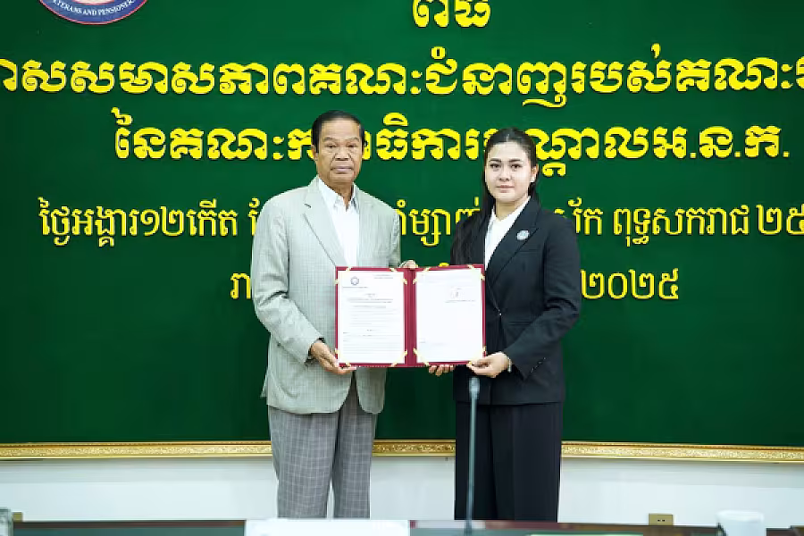 ឯកឧត្តម គន់ គីម អញ្ជើញប្រគល់លិខិតតែងតាំងសមាសភាពគណៈជំនាញរបស់គណៈអចិន្ត្រៃយ៍នៃគណៈកម្មាធិការកណ្តាល អ.ន.ក ចំនួន ១៦រូប - Image 10