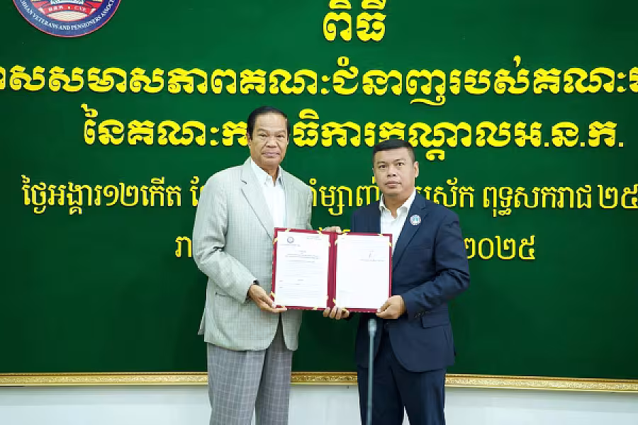 ឯកឧត្តម គន់ គីម អញ្ជើញប្រគល់លិខិតតែងតាំងសមាសភាពគណៈជំនាញរបស់គណៈអចិន្ត្រៃយ៍នៃគណៈកម្មាធិការកណ្តាល អ.ន.ក ចំនួន ១៦រូប - Image 12