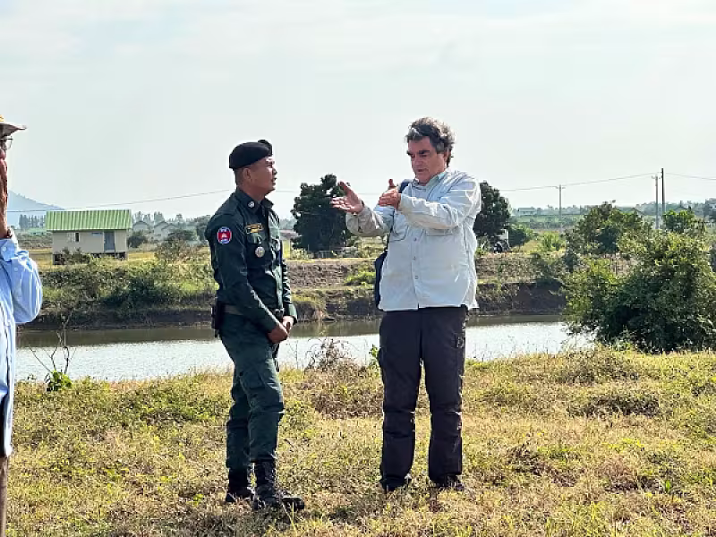 អ.ន.ក. ខេត្តបាត់ដំបង ចុះពិនិត្យទីតាំងសាងសង់សាលារៀនជូនកូនៗអតីតយុទ្ធជន និងនិវត្តជនលើដីសម្បទានសង្គមកិច្ច - Image 4