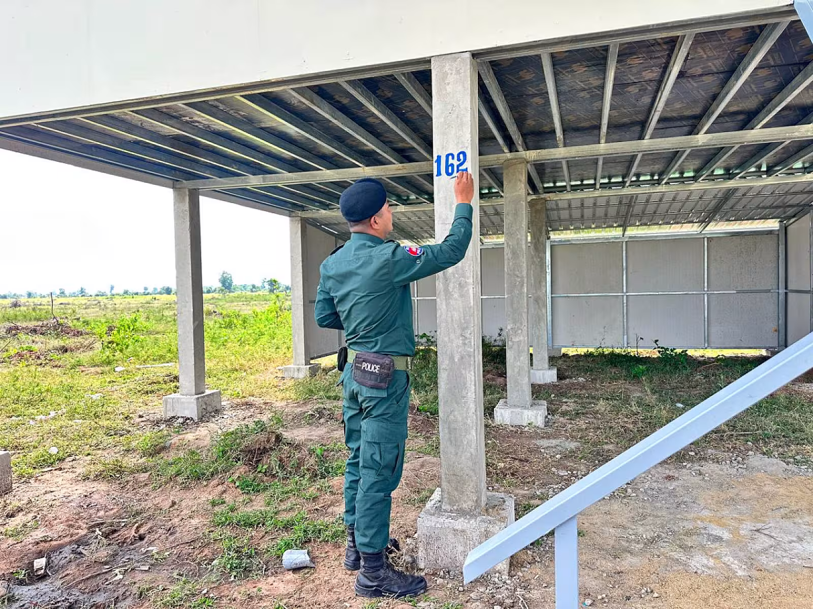 កម្លាំងនគរបាលប៉ុស្តិ៍ស្រុកគាស់ក្រឡ ចុះសរសេរលេខផ្ទះថ្មីជូនអតីតយុទ្ធជន និងនិវត្តជន ចំនួន៤០ខ្នង