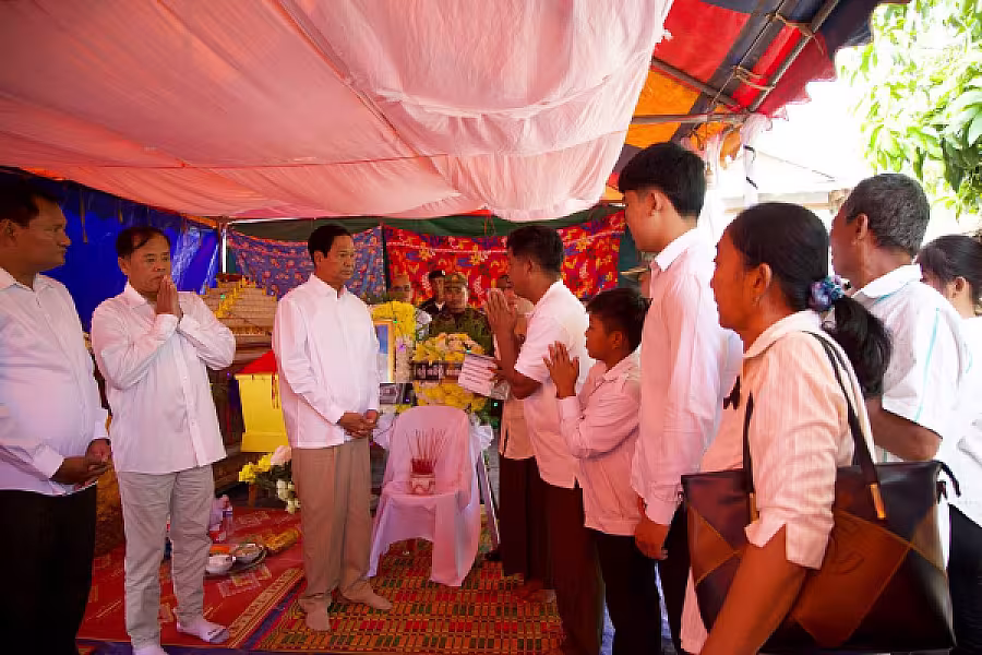 ថវិការំលែកមរណទុក្ខរបស់ សម្តេចមហាបវរធិបតី ហ៊ុន ម៉ាណែត បានប្រគល់ជូនគ្រួសារសពវីរកងកម្លាំងពលី ២រូប ក្នុងខេត្តឧត្តរមានជ័យ  - Image 2