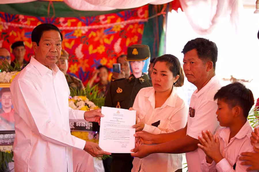 ថវិការំលែកមរណទុក្ខរបស់ សម្តេចមហាបវរធិបតី ហ៊ុន ម៉ាណែត បានប្រគល់ជូនគ្រួសារសពវីរកងកម្លាំងពលី ២រូប ក្នុងខេត្តឧត្តរមានជ័យ  - Image 4