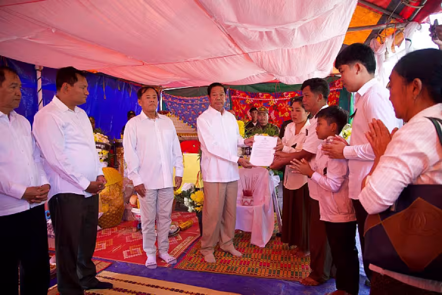 ថវិការំលែកមរណទុក្ខរបស់ សម្តេចមហាបវរធិបតី ហ៊ុន ម៉ាណែត បានប្រគល់ជូនគ្រួសារសពវីរកងកម្លាំងពលី ២រូប ក្នុងខេត្តឧត្តរមានជ័យ  - Image 5