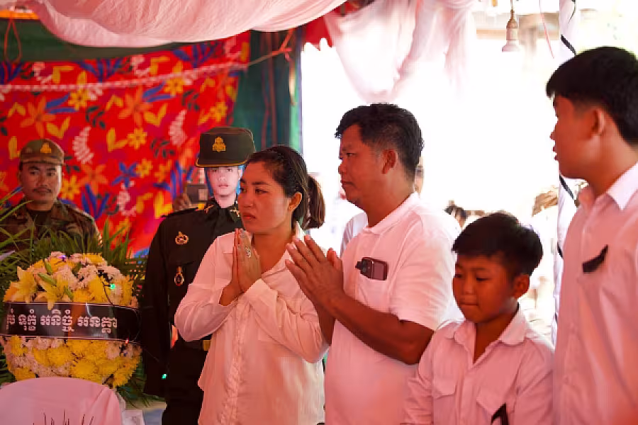 ថវិការំលែកមរណទុក្ខរបស់ សម្តេចមហាបវរធិបតី ហ៊ុន ម៉ាណែត បានប្រគល់ជូនគ្រួសារសពវីរកងកម្លាំងពលី ២រូប ក្នុងខេត្តឧត្តរមានជ័យ  - Image 7