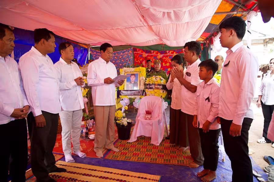 ថវិការំលែកមរណទុក្ខរបស់ សម្តេចមហាបវរធិបតី ហ៊ុន ម៉ាណែត បានប្រគល់ជូនគ្រួសារសពវីរកងកម្លាំងពលី ២រូប ក្នុងខេត្តឧត្តរមានជ័យ  - Image 9