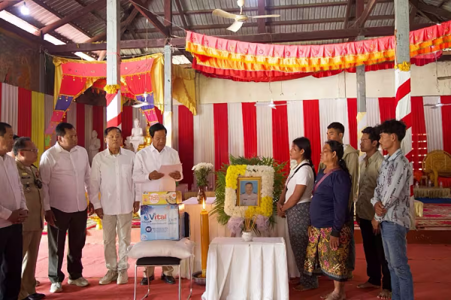 ថវិការំលែកមរណទុក្ខរបស់ សម្តេចមហាបវរធិបតី ហ៊ុន ម៉ាណែត បានប្រគល់ជូនគ្រួសារសពវីរកងកម្លាំងពលី ២រូប ក្នុងខេត្តឧត្តរមានជ័យ  - Image 18