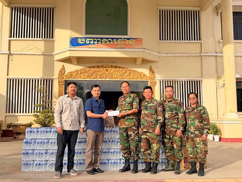 លោក ភួង ណាវុធ បាននាំយកអំណោយឧបភោគ ផ្តល់ជូនកងទ័ព ចំណុះយោធភូមិភាគទី៥ ដែលឈរជើងការពារតាមបន្ទាត់ព្រំដែន ក្នុងខេត្តបន្ទាយមានជ័យ