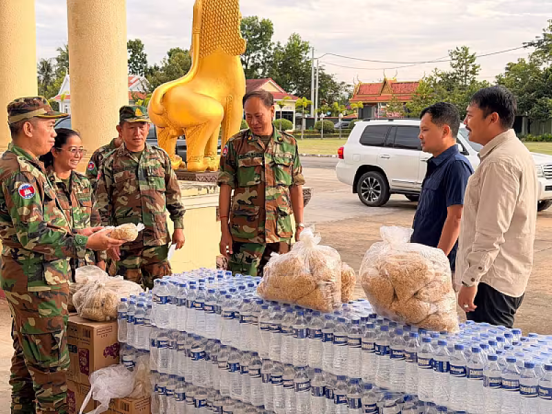 លោក ភួង ណាវុធ បាននាំយកអំណោយឧបភោគ ផ្តល់ជូនកងទ័ព ចំណុះយោធភូមិភាគទី៥ ដែលឈរជើងការពារតាមបន្ទាត់ព្រំដែន ក្នុងខេត្តបន្ទាយមានជ័យ - Image 3