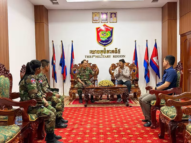 លោក ភួង ណាវុធ បាននាំយកអំណោយឧបភោគ ផ្តល់ជូនកងទ័ព ចំណុះយោធភូមិភាគទី៥ ដែលឈរជើងការពារតាមបន្ទាត់ព្រំដែន ក្នុងខេត្តបន្ទាយមានជ័យ - Image 7