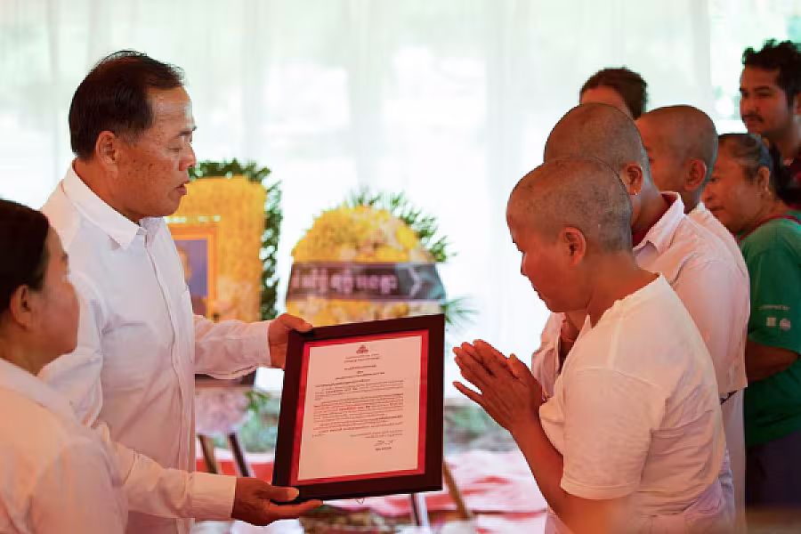 ឯកឧត្តម អ៊ុក ឃ្នួច នាំយកថវិកា និងសាររំលែកមរណទុក្ខរបស់សម្តេចធិបតី ហ៊ុន ម៉ាណែត ប្រគល់ជូនគ្រួសារសពវីរកងទ័ព ក្នុងខេត្តឧត្តរមានជ័យ  - Image 6