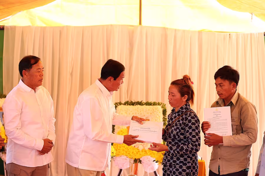 ថវិកា និងសាររំលែកមរណទុក្ខរបស់សម្តេចធិបតី ហ៊ុន ម៉ាណែត បានប្រគល់ជូនគ្រួសារសពវីរកងទ័ពពលី ក្នុងខេត្តឧត្តរមានជ័យ  - Image 11