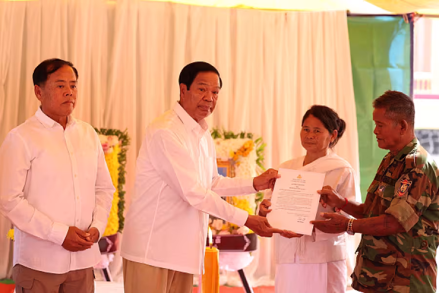 ថវិកា និងសាររំលែកមរណទុក្ខរបស់សម្តេចធិបតី ហ៊ុន ម៉ាណែត បានប្រគល់ជូនគ្រួសារសពវីរកងទ័ពពលី ក្នុងខេត្តឧត្តរមានជ័យ  - Image 16