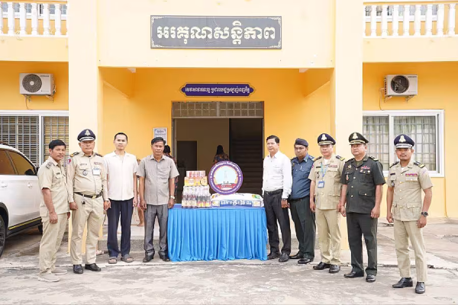 អ.ន.ក. ក្រុងតាខ្មៅ និងស្រុកលើកដែក នាំយកថវិកាបេឡាមរណសង្គ្រោះប្រគល់ជូនគ្រួសារសពអតីតយុទ្ធជន ២គ្រួសារ - Image 2