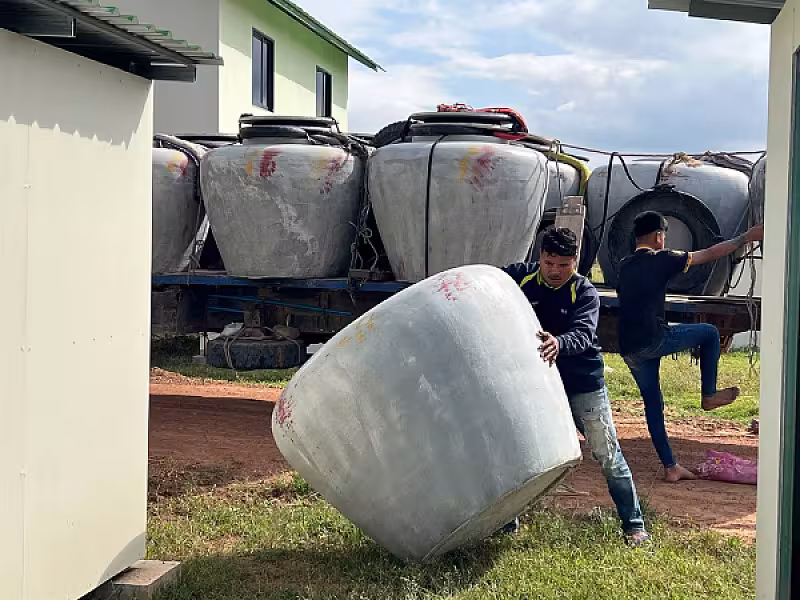 អ.ន.ក. ស្រុកគាស់ក្រឡ នាំយកពាងទឹកចែកជូនគ្រួសារអតីតយុទ្ធជន និងនិវត្តជន សម្រាប់ប្រើប្រាស់ - Image 4