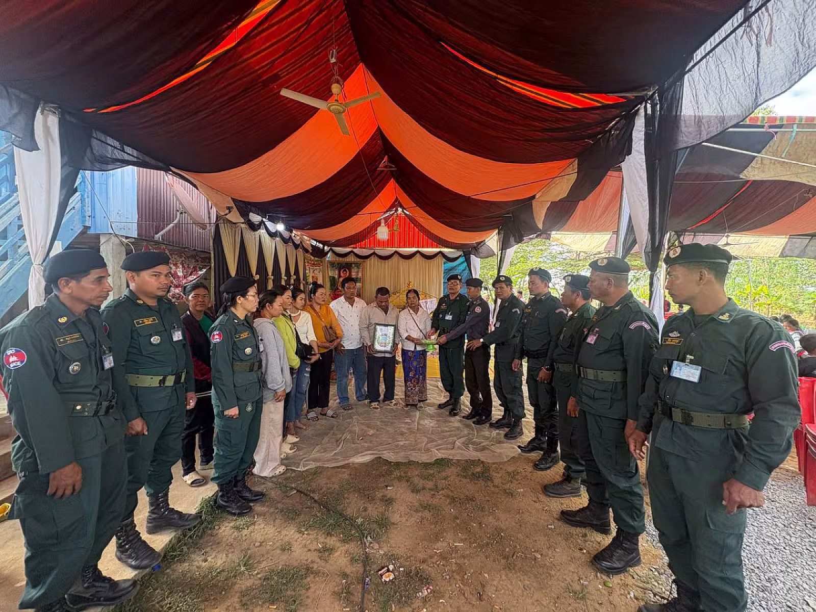 អ.ន.ក. ស្រុកបវេល និងស្រុកសង្កែ នាំយកថវិកាបេឡាមរណសង្គ្រោះប្រគល់ជូនគ្រួសារសពអតីតយុទ្ធជន ២គ្រួសារ