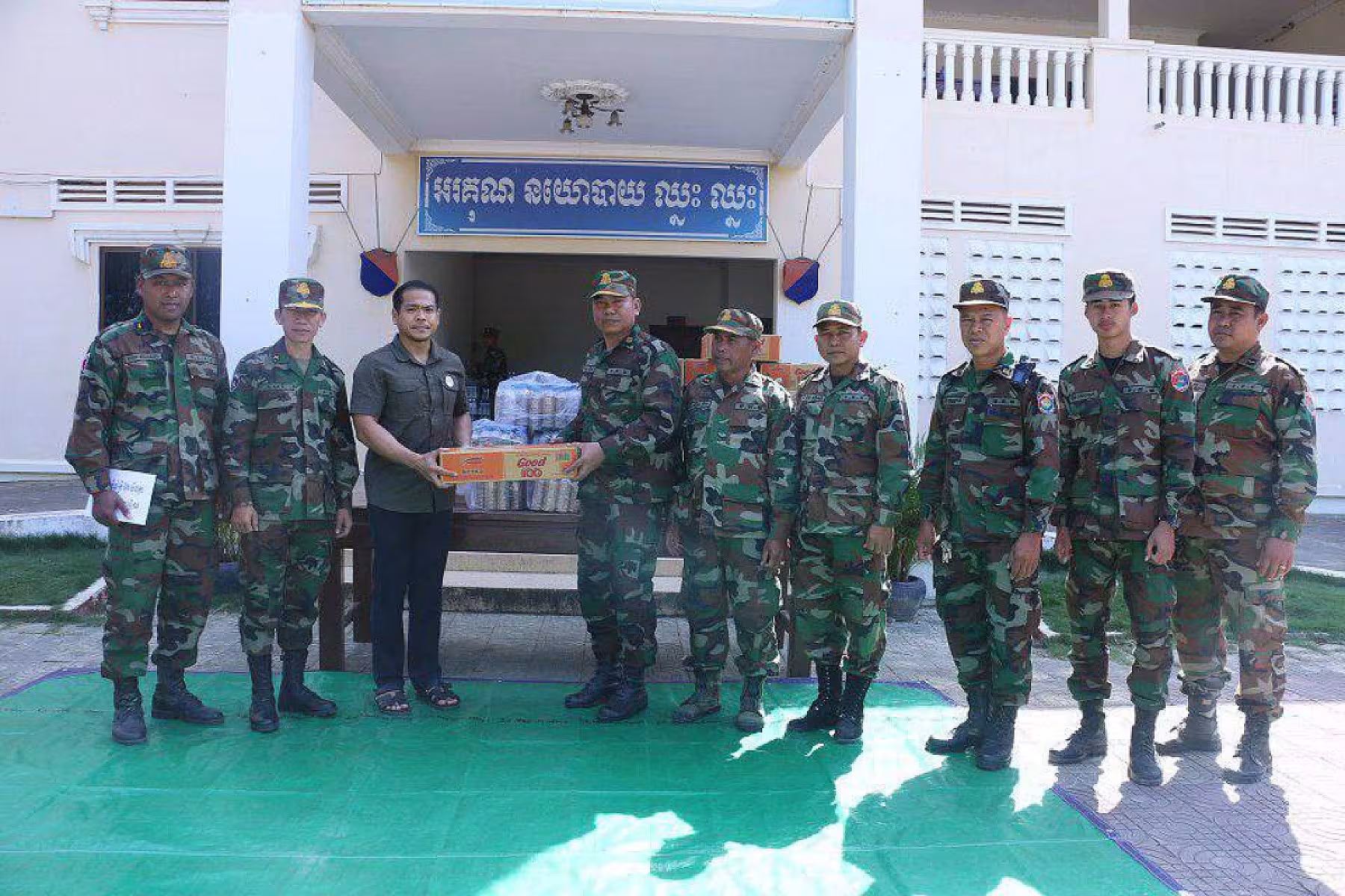 លោក អ៊ុក ស៊ីវុត្ថា បានផ្តល់ថវិកាចំនួន ២លានរៀល, មី ២០កេស និងអំបុក ១៥០កំប៉ុង ឧបត្ថម្ភដល់វីរៈកងទ័ពជួរមុខ 