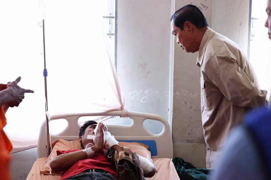 ឯកឧត្តម គន់ គីម អញ្ជើញសួរសុខទុក្ខ និងនាំយកថវិកាសម្តេចកិត្តិព្រឹទ្ធបណ្ឌិត ប៊ុន រ៉ានី ជូនវីរកងទ័ពកំពុងសម្រាកព្យាបាលរបួស - Image 6