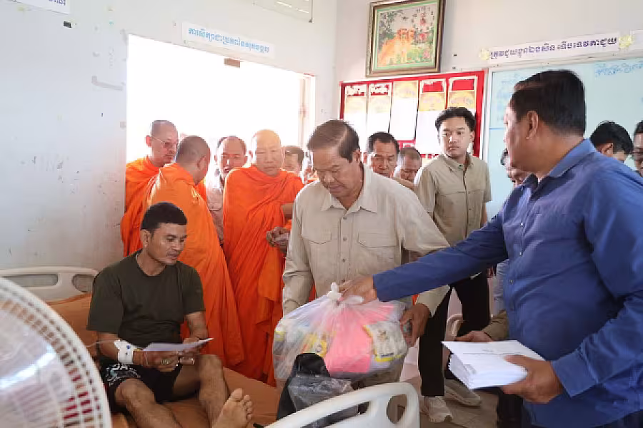 ឯកឧត្តម គន់ គីម អញ្ជើញសួរសុខទុក្ខ និងនាំយកថវិកាសម្តេចកិត្តិព្រឹទ្ធបណ្ឌិត ប៊ុន រ៉ានី ជូនវីរកងទ័ពកំពុងសម្រាកព្យាបាលរបួស - Image 9