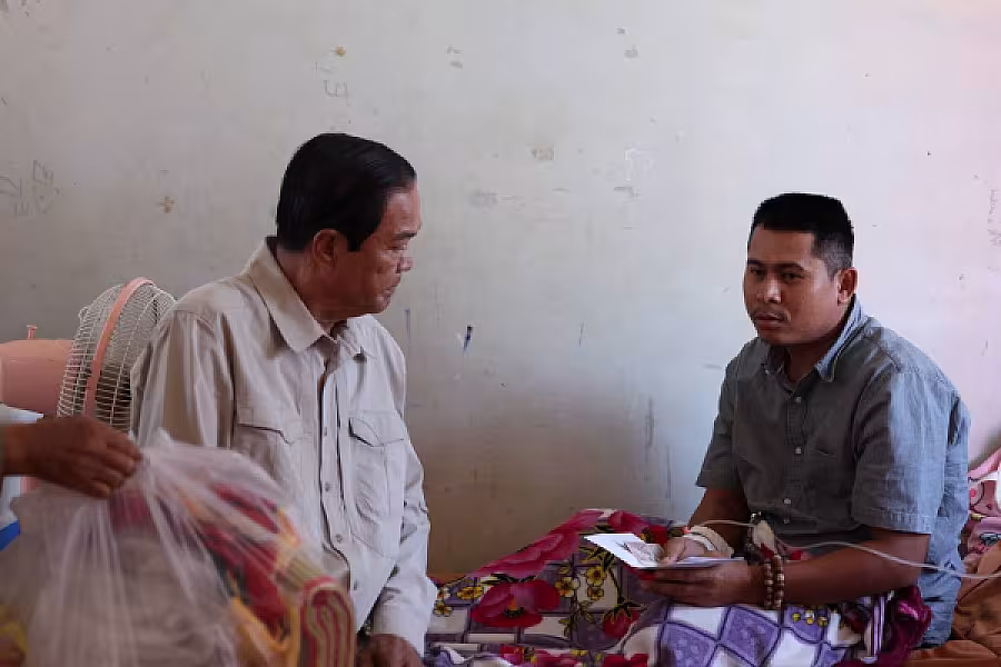 ឯកឧត្តម គន់ គីម អញ្ជើញសួរសុខទុក្ខ និងនាំយកថវិកាសម្តេចកិត្តិព្រឹទ្ធបណ្ឌិត ប៊ុន រ៉ានី ជូនវីរកងទ័ពកំពុងសម្រាកព្យាបាលរបួស - Image 11