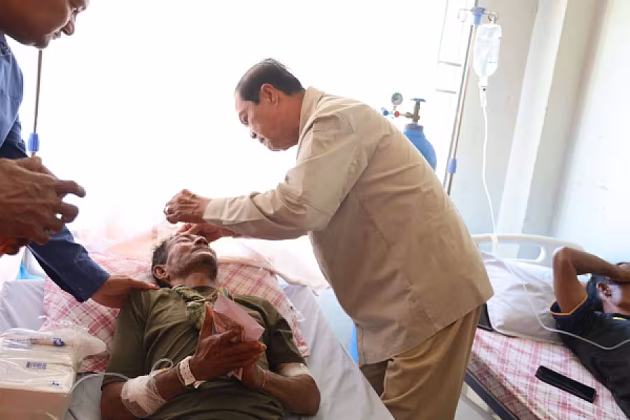 ឯកឧត្តម គន់ គីម អញ្ជើញសួរសុខទុក្ខ និងនាំយកថវិកាសម្តេចកិត្តិព្រឹទ្ធបណ្ឌិត ប៊ុន រ៉ានី ជូនវីរកងទ័ពកំពុងសម្រាកព្យាបាលរបួស - Image 16