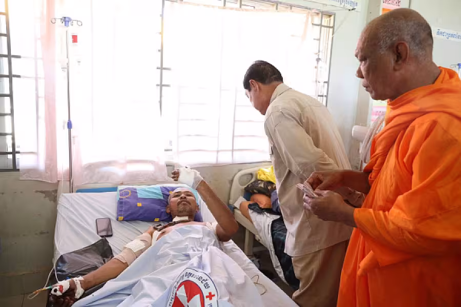 ឯកឧត្តម គន់ គីម អញ្ជើញសួរសុខទុក្ខ និងនាំយកថវិកាសម្តេចកិត្តិព្រឹទ្ធបណ្ឌិត ប៊ុន រ៉ានី ជូនវីរកងទ័ពកំពុងសម្រាកព្យាបាលរបួស - Image 17