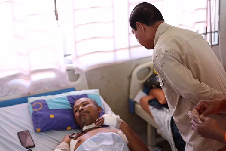 ឯកឧត្តម គន់ គីម អញ្ជើញសួរសុខទុក្ខ និងនាំយកថវិកាសម្តេចកិត្តិព្រឹទ្ធបណ្ឌិត ប៊ុន រ៉ានី ជូនវីរកងទ័ពកំពុងសម្រាកព្យាបាលរបួស - Image 18