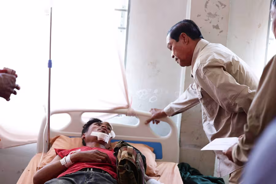 ឯកឧត្តម គន់ គីម អញ្ជើញសួរសុខទុក្ខ និងនាំយកថវិកាសម្តេចកិត្តិព្រឹទ្ធបណ្ឌិត ប៊ុន រ៉ានី ជូនវីរកងទ័ពកំពុងសម្រាកព្យាបាលរបួស - Image 19