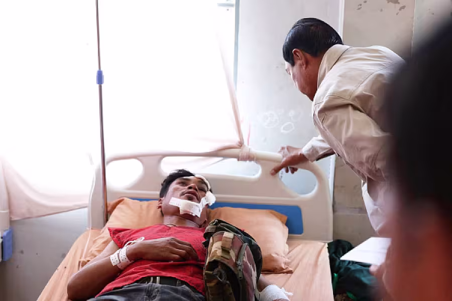 ឯកឧត្តម គន់ គីម អញ្ជើញសួរសុខទុក្ខ និងនាំយកថវិកាសម្តេចកិត្តិព្រឹទ្ធបណ្ឌិត ប៊ុន រ៉ានី ជូនវីរកងទ័ពកំពុងសម្រាកព្យាបាលរបួស - Image 20