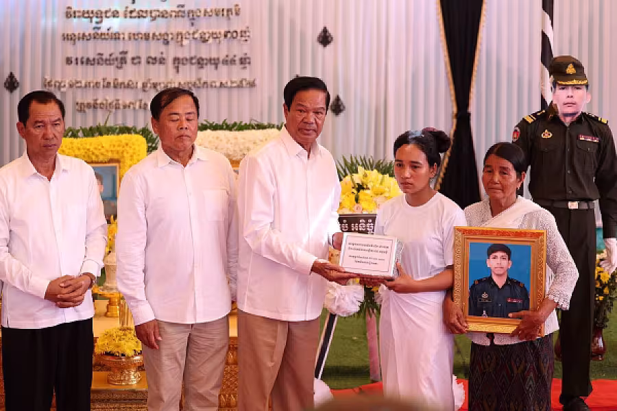 ថវិកា និងសាររំលែកមរណទុក្ខរបស់សម្តេចធិបតី ហ៊ុន ម៉ាណែត បានប្រគល់ជូនគ្រួសារវីរកងទ័ពពលី ក្នុងខេត្តឧត្តរមានជ័យ  - Image 12