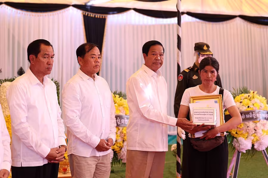 ថវិកា និងសាររំលែកមរណទុក្ខរបស់សម្តេចធិបតី ហ៊ុន ម៉ាណែត បានប្រគល់ជូនគ្រួសារវីរកងទ័ពពលី ក្នុងខេត្តឧត្តរមានជ័យ  - Image 22