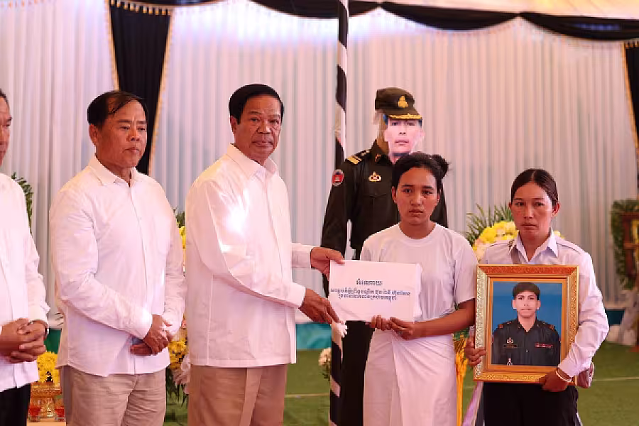 ថវិកា និងសាររំលែកមរណទុក្ខរបស់សម្តេចធិបតី ហ៊ុន ម៉ាណែត បានប្រគល់ជូនគ្រួសារវីរកងទ័ពពលី ក្នុងខេត្តឧត្តរមានជ័យ  - Image 23