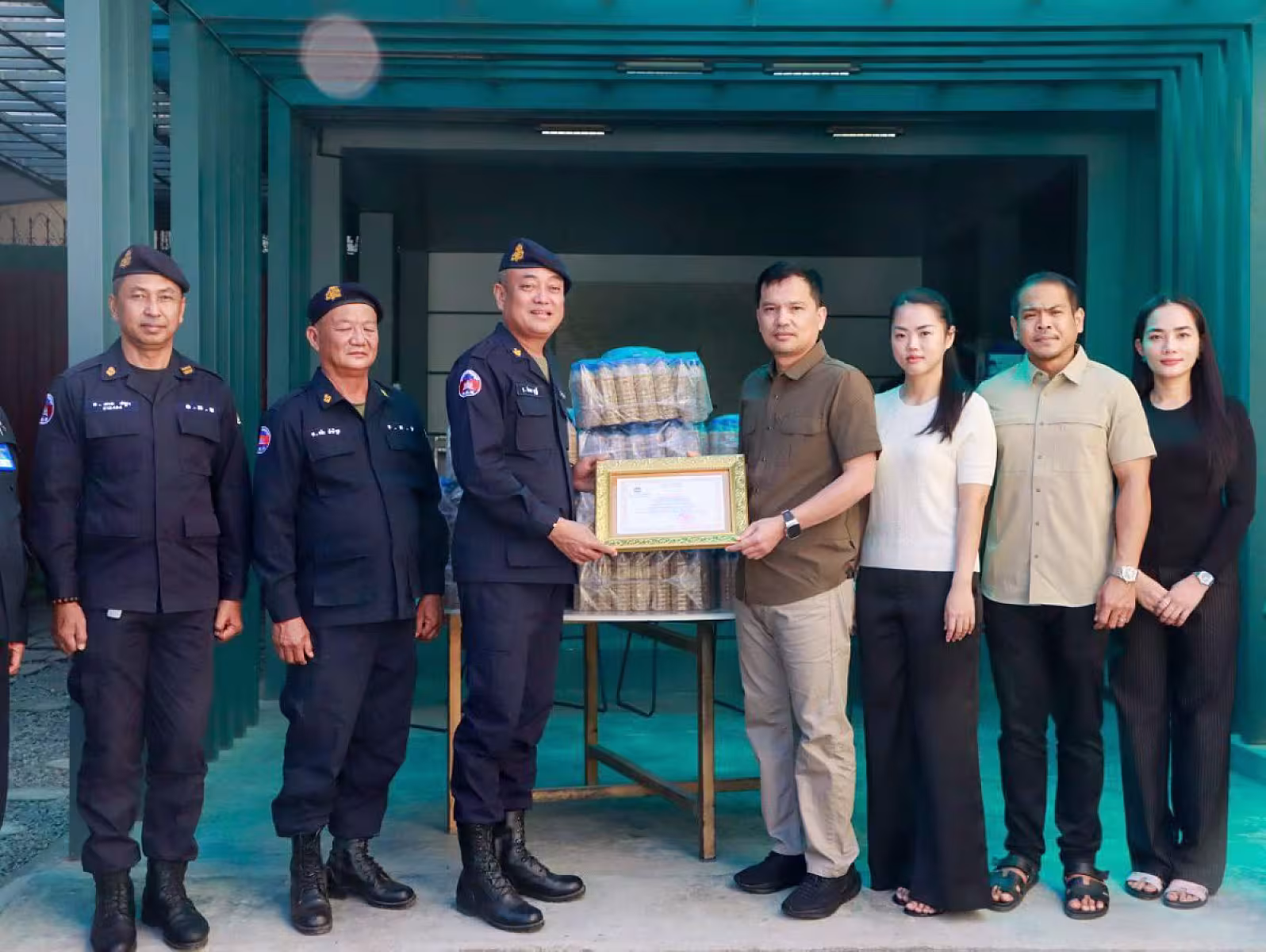 លោក ភួង ណាវុធ បានផ្តល់ថវិកាចំនួន ៤លានរៀល និងអំបុក ៥០០កំប៉ុង ឧបត្ថម្ភដល់កងរាជអាវុធហត្ថខេត្តបាត់ដំបង ជាកងកម្លាំងជួរមុខឈរជើងការពារតាមបណ្តោយព្រំដែន។